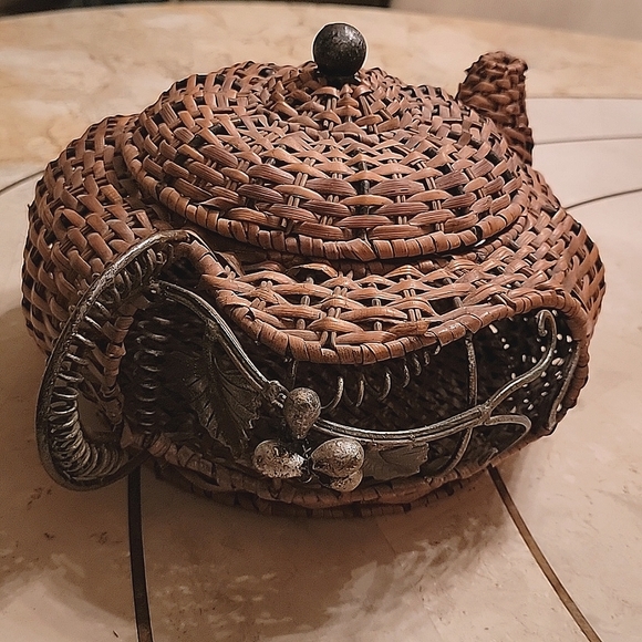 Unbranded Other - WICKER TEA POT BASKET WITH METAL FRAME, HANDLE & GRAPES